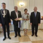06.10.2021. Mirzec. Jubileusz długoletniego pożycia małżeńskiego. Na zdjęciu (od lewej): wójt Mirosław Seweryn, Genowefa i Stefan Spadłowie, poseł Krzysztof Lipiec / Anna Głąb / Radio Kielce