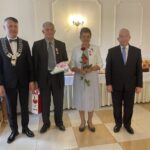 06.10.2021. Mirzec. Jubileusz długoletniego pożycia małżeńskiego. Na zdjęciu (od lewej): wójt Mirosław Seweryn, Grażyna i Stefan Staszałkowie, poseł Krzysztof Lipiec / Anna Głąb / Radio Kielce
