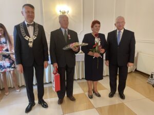 06.10.2021. Mirzec. Jubileusz długoletniego pożycia małżeńskiego. Na zdjęciu (od lewej): wójt Mirosław Seweryn, Hanna i Kazimierz Pachoccy, poseł Krzysztof Lipiec / Anna Głąb / Radio Kielce