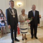 06.10.2021. Mirzec. Jubileusz długoletniego pożycia małżeńskiego. Na zdjęciu (od lewej): wójt Mirosław Seweryn, Hanna i Roman Obarowie, poseł Krzysztof Lipiec / Anna Głąb / Radio Kielce