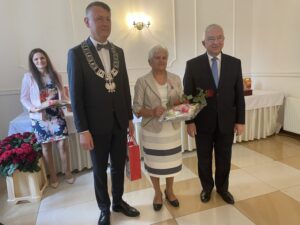 06.10.2021. Mirzec. Jubileusz długoletniego pożycia małżeńskiego. Na zdjęciu (od lewej): wójt Mirosław Seweryn, Hanna i Roman Obarowie, poseł Krzysztof Lipiec / Anna Głąb / Radio Kielce