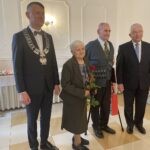 06.10.2021. Mirzec. Jubileusz długoletniego pożycia małżeńskiego. Na zdjęciu (od lewej): wójt Mirosław Seweryn, Helena i Józef  Lechowie, poseł Krzysztof Lipiec / Anna Głąb / Radio Kielce