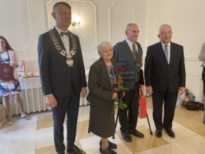 06.10.2021. Mirzec. Jubileusz długoletniego pożycia małżeńskiego. Na zdjęciu (od lewej): wójt Mirosław Seweryn, Helena i Józef Lechowie, poseł Krzysztof Lipiec / Anna Głąb / Radio Kielce