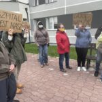 21.10.2021. Starachowice. Protest mieszkańców przeciw przekształceniu szpitala w placówkę jednoimienną / Anna Głąb / Radio Kielce