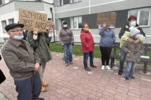 21.10.2021. Starachowice. Protest mieszkańców przeciw przekształceniu szpitala w placówkę jednoimienną / Anna Głąb / Radio Kielce