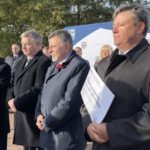 26.10.2021. Ostrowiec Św. Konferencja dotycząca inwestycji finansowanych z Polskiego Ładu. Na zdjęciu (od lewej): Magdalena Zieleń - radna sejmiku województwa, Krzysztof Lipiec - poseł PiS, Jarosław Rusiecki - senator PiS, Andrzej Kryj - poseł PiS, Zbigniew Duda - radny powiatu ostrowieckiego / Emilia Sitarska / Radio Kielce