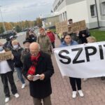 21.10.2021. Starachowice. Protest mieszkańców przeciw przekształceniu szpitala w placówkę jednoimienną / Anna Głąb / Radio Kielce