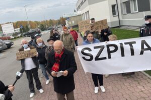 21.10.2021. Starachowice. Protest mieszkańców przeciw przekształceniu szpitala w placówkę jednoimienną / Anna Głąb / Radio Kielce