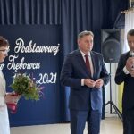 09.10.2021. Trębowiec. uroczystość w szkole podstawowej. Na zdjęciu (od lewej): Krystyna Tomkowska - dyrektor Szkoły Podstawowej w Trębowcu, Jan Zawisza - przewodniczący rady gminy, Mirosław Seweryn - wójt gminy Mirzec / Anna Głąb / Radio Kielce