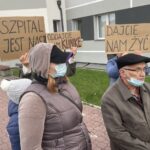 21.10.2021. Starachowice. Protest mieszkańców przeciw przekształceniu szpitala w placówkę jednoimienną / Anna Głąb / Radio Kielce