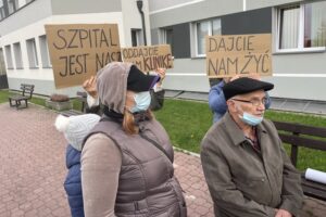 21.10.2021. Starachowice. Protest mieszkańców przeciw przekształceniu szpitala w placówkę jednoimienną / Anna Głąb / Radio Kielce