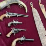 16.10.2021. Brody. Prezentacja broni w ramach projektu „Śladem nieznanych wydarzeń powstania styczniowego w gminie Brody” / Anna Głąb / Radio Kielce