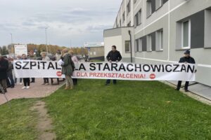 21.10.2021. Starachowice. Protest mieszkańców przeciw przekształceniu szpitala w placówkę jednoimienną / Anna Głąb / Radio Kielce