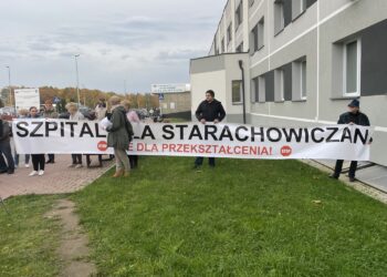 21.10.2021. Starachowice. Protest mieszkańców przeciw przekształceniu szpitala w placówkę jednoimienną / Anna Głąb / Radio Kielce