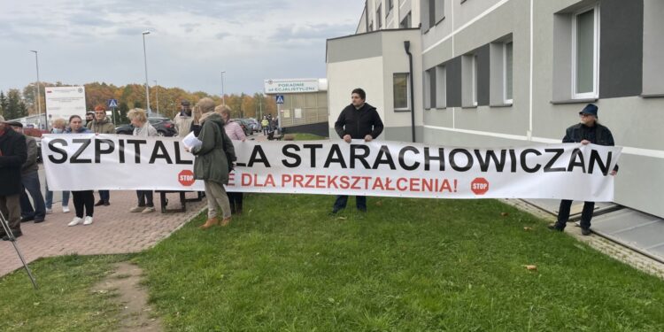 21.10.2021. Starachowice. Protest mieszkańców przeciw przekształceniu szpitala w placówkę jednoimienną / Anna Głąb / Radio Kielce