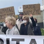 21.10.2021. Starachowice. Protest mieszkańców przeciw przekształceniu szpitala w placówkę jednoimienną / Anna Głąb / Radio Kielce