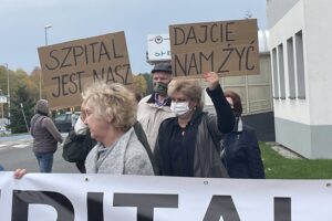 21.10.2021. Starachowice. Protest mieszkańców przeciw przekształceniu szpitala w placówkę jednoimienną / Anna Głąb / Radio Kielce