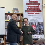 16.10.2021. Brody. Prezentacja broni w ramach projektu „Śladem nieznanych wydarzeń powstania styczniowego w gminie Brody”. Na zdjęciu (od lewej): Grzegorz Bernaciak - regionalista i Anna Stachucy - dyrektor Gminnej Biblioteki Publicznej w Bodach / Anna Głąb / Radio Kielce