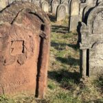 27.10.2021. Starachowice. Spacer historyczny ulicami wojennego getta i kirkut / Anna Głąb / Radio Kielce