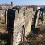 27.10.2021. Starachowice. Spacer historyczny ulicami wojennego getta i kirkut / Anna Głąb / Radio Kielce