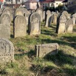 27.10.2021. Starachowice. Spacer historyczny ulicami wojennego getta i kirkut / Anna Głąb / Radio Kielce