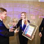 28.10.2021. Michniów. Nagrody przyznane przez urząd marszałkowski z okazji Wojewódzkich Obchodów Dnia Turystyki. Na zdjęciu (od lewej): Andrzej Pruś - przewodniczący sejmiku wojewódzkiego, Joanna Binkowska - członek zarządu Baseny Tropikalne Binkowski Resort - Andrzej Bętkowski - marszałek województwa / Jarosław Kubalski / Radio Kielce