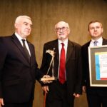 28.10.2021. Michniów. Nagrody przyznane przez urząd marszałkowski z okazji Wojewódzkich Obchodów Dnia Turystyki: Na zdjęciu (od lewej): Andrzej Bętkowski - marszałek województwa, dr Andrzej Rembalski - historyk i regionalista, Marcin Piętak - prezes Regionalnej Organizacji Turystycznej w Kielcach / Jarosław Kubalski / Radio Kielce