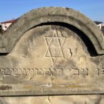 27.10.2021. Starachowice. Spacer historyczny ulicami wojennego getta i kirkut / Anna Głąb / Radio Kielce