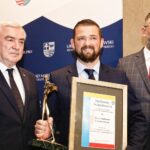 28.10.2021. Michniów. Nagrody przyznane przez urząd marszałkowski z okazji Wojewódzkich Obchodów Dnia Turystyki. Na zdjęciu (od lewej): Andrzej Bętkowski - marszałek województwa, Michał Maroński - zastępca burmistrza Buska-Zdroju, Tomasz Jamka - członek zarządu województwa świętokrzyskiego / Jarosław Kubalski / Radio Kielce