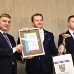 28.10.2021. Michniów. Nagrody przyznane przez urząd marszałkowski z okazji Wojewódzkich Obchodów Dnia Turystyki. Na zdjęciu (od lewej): Andrzej Pruś - przewodniczący sejmiku  województwa, Jarosław Jaworski - burmistrz Wiślicy, Marcin Piętak - prezes Regionalnej Organizacji Turystycznej w Kielcach / Jarosław Kubalski / Radio Kielce