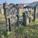 27.10.2021. Starachowice. Spacer historyczny ulicami wojennego getta i kirkut / Anna Głąb / Radio Kielce