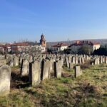 27.10.2021. Starachowice. Spacer historyczny ulicami wojennego getta i kirkut / Anna Głąb / Radio Kielce