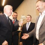 28.10.2021. Michniów. Nagrody przyznane przez urząd marszałkowski z okazji Wojewódzkich Obchodów Dnia Turystyki. Na zdjęciu (od lewej): Andrzej Bętkowski - marszałek województwa. Na zdjęciu (od lewej): Andrzej Pruś - przewodniczący sejmiku województwa, Andrzej Bętkowski - marszałek województwa, Tomasz Jamka - członek zarządu województwa, Marcin Piętak - prezes Regionalnej Organizacji Turystycznej w Kielcach, Mirosław Hejduk - dyrektor Geonatury Kielce / Jarosław Kubalski / Radio Kielce