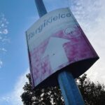 11.10.2021. Kielce. Ulica Warszawska. Znak wskazujący trasę dojazdu do Targów Kielce / Wiktor Taszłow / Radio Kielce