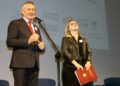 05.10.2021. Kielce. Akcja Świętokrzyskie nie hejtuje. Spotkanie z dyrektorami szkół z regionu. Na zdjęciu (od lewej): Zbigniew Koniusz - wojewoda świętokrzyski, Aleksandra Niemczyk - wiceprezes stowarzyszenia „Sztuka Łączenia” / Jakub Snoch / Radio Kielce