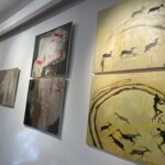 23.10.2021. Sandomierz. Maria Bieńkowska-Kopczyńska i jej prace na wystawie „Polowanie” / Grażyna Szlęzak-Wójcik / Radio Kielce