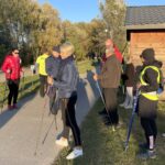 23.10.2021. Koprzywnica. Inauguracyjny marszu z kijkami po jednym z nowych szlaków / Grażyna Szlęzak-Wójcik / Radio Kielce