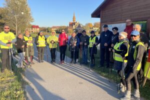 23.10.2021. Koprzywnica. Inauguracyjny marszu z kijkami po jednym z nowych szlaków / Grażyna Szlęzak-Wójcik / Radio Kielce