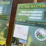 23.10.2021. Koprzywnica. Inauguracyjny marszu z kijkami po jednym z nowych szlaków / Grażyna Szlęzak-Wójcik / Radio Kielce