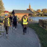 23.10.2021. Koprzywnica. Inauguracyjny marszu z kijkami po jednym z nowych szlaków / Grażyna Szlęzak-Wójcik / Radio Kielce