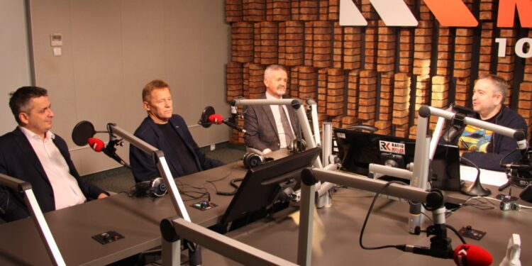 11.10.2021. Radio Kielce. Punkty Widzenia. Na zdjęciu (od lewej): dr Tomasz Ossowski - historyk, prof. Jerzy Gapys - dyrektor Instytutu Historii Uniwersytetu Jana Kochanowskiego w Kielcach, Kazimierz Mądzik - świętokrzyski kurator oświaty, Daniel Lenart - dziennikarz Radia Kielce / Sebastian Kalwat / Radio Kielce