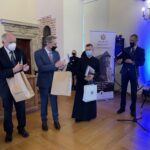 23.10.2021. Sandomierz. Nagrody za zasługi dla miasta. Na zdjęciu nominowani do nagrody Bonum Publicum w kategorii publikacji książkowych (od lewej):  prof. Stanisław Adamczak,  dr Roman Chyła,  ks. dr Piotr Tylec / Grażyna Szlęzak-Wójcik / Radio Kielce
