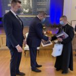 23.10.2021. Sandomierz. Nagrody za zasługi dla miasta. Na zdjęciu (od lewej): Marcin Marzec - burmistrz Sandomierza, Wojciech Czerwiec -przewodniczący rady miasta , ks . dr Piotr Tylec, prof. Stanisław Adamczak / Grażyna Szlęzak-Wójcik / Radio Kielce