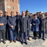 25.10.2021. Sandomierz. Konferencja posła Marka Kwitka na temat inwestycji strategicznych z Polskiego Ładu. Na zdjęciu (od lewej): Krzysztof Szatan - radny Sandomierza, Marek Goździewski - burmistrz Klimontowa, Jacek Toś - dyrektor oddziału regionalnego Krajowego Ośrodka Wsparcia Rolnictwa w Kielcach, Witold Surowiec - wójt gminy Samborzec, poseł Marek Kwitek, Krzysztof Tworek -wójt gminy Obrazów, Edyta Rębiś -przewodnicząca Rady Miasta w Zawichoście, Marcin Marzec - burmistrz Sandomierza ,Marek Łukaszek - wójt gminy Dwikozy / Grażyna Szlęzak-Wójcik / Radio Kielce