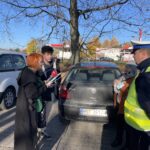 29.10.2021. Sandomierz. Akcja rozdawania odblasków w Sandomierzu przy Cmentarzu Komunalnym, na starówce oraz w sąsiedztwie cmentarza w Samborcu. Na zdjęciu (po lewej): Grażyna Szlęzak-Wójcik - Radio Kielce; (po prawej): aspirant Dariusz Michałowski - Komenda Powiatowa Policji w Sandomierzu / Agnieszka Otrębska/Policja w Sandomierzu