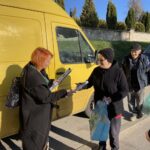 29.10.2021. Sandomierz. Akcja rozdawania odblasków w Sandomierzu przy Cmentarzu Komunalnym, na starówce oraz w sąsiedztwie cmentarza w Samborcu. Na zdjęciu (po lewej): Grażyna Szlęzak-Wójcik - Radio Kielce / Agnieszka Otrębska/Policja w Sandomierzu