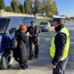 29.10.2021. Sandomierz. Akcja rozdawania odblasków w Sandomierzu przy Cmentarzu Komunalnym, na starówce oraz w sąsiedztwie cmentarza w Samborcu. Na zdjęciu (od lewej): Grażyna Szlęzak-Wójcik - Radio Kielce i aspirant Dariusz Michałowski - funkcjonariusz Wydziału Ruchu Drogowego Komendy Powiatowej Policji w Sandomierzu / Agnieszka Otrębska/Policja w Sandomierzu