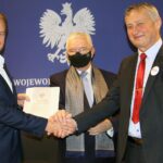 19.10.2021. Kielce. Rządowe dofinansowanie w ramach Funduszu Rozwoju Przewozów Autobusowych dla gmin z województwa świętokrzyskiego. Na zdjęciu (od lewej): Jarosław Jaworski - burmistrz Wiślicy, Krzysztof Lipiec - prezes świętokrzyskich struktur PiS i Zbigniew Koniusz - wojewoda świętokrzyski / Jakub Snoch / Radio Kielce