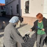 29.10.2021. Sandomierz. Akcja rozdawania odblasków w Sandomierzu przy Cmentarzu Komunalnym, na starówce oraz w sąsiedztwie cmentarza w Samborcu. Na zdjęciu (po prawej): Grażyna Szlęzak-Wójcik - Radio Kielce / Agnieszka Otrębska/Policja w Sandomierzu