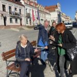 29.10.2021. Sandomierz. Akcja rozdawania odblasków w Sandomierzu przy Cmentarzu Komunalnym, na starówce oraz w sąsiedztwie cmentarza w Samborcu. Na zdjęciu (po prawej): Grażyna Szlęzak-Wójcik - Radio Kielce / Agnieszka Otrębska/Policja w Sandomierzu